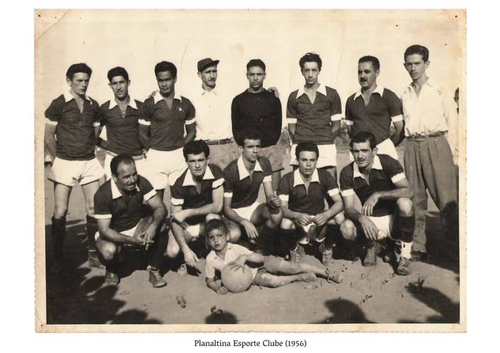  4 c. Planaltina Esporte Clube 1956 Os jogadores trajam camisetas e shorts. Oito encontram-se de pé e cinco agachados. Em frente a eles, um menino está deitado segurando a bola de futebol. Realização: Academia Planaltinense de Letras, Artes e Ciências (APLAC), pelo Ecomuseu Pedra Fundamental e pelo Coletivo Nativo Audiodescrição produzida  pelo Instituto de Promoção das Pessoas com Deficiência Visual Audiodescritora: Elma Lúcia Rodrigues Consultor: Fernando Rodrigues Este projeto é promovido com recursos do Fundo de Apoio a Cultura do DF